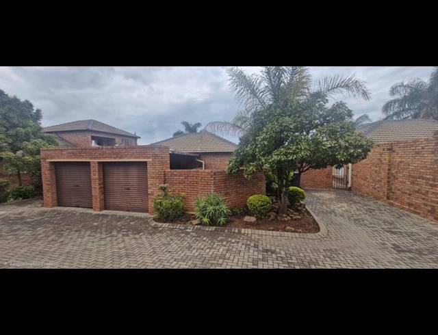 3 BEDROOM TOWNHOUSE FOR SALE IN HEUWELSIG ESTATE